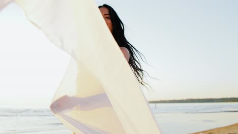 Mujer-En-Traje-De-Baño-Bikini-Con-Pareo-En-La-Playa.-Gente,-Concepto-De-Verano-Y-Trajes-De-Baño-Feliz-Sonriente-Mujer-Joven-En-Traje-De-Baño-Bikini-Con-Pareo-En-La-Playa