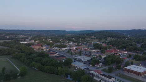 Vista-Aérea-Alejándose-De-La-Pequeña-Plaza-Del-Pueblo-De-Woodbury,-Tennessee,-Al-Atardecer