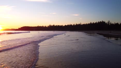 Ruhige-Meereswellen-Bei-Sonnenaufgang,-Tagesbeginn-An-Der-Küste-Von-Tofino,-Vancouver-Island,-Kanada