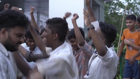 Multitud-De-Jóvenes-Bailando-Y-Celebrando-La-Victoria-Del-Congreso-En-Las-18-Elecciones-Del-Lok-Sabha-En-La-Sede-Del-Partido