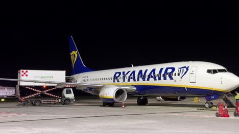 Avión-De-La-Aerolínea-De-Bajo-Coste-Ryanair-En-El-Aeropuerto-De-Milán-Bérgamo-BGY-Por-La-Noche