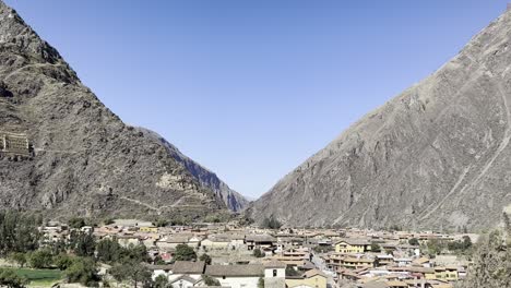 Ollantaytambo,-Majestätischer-Berg-Mit-Blick-Auf-Ein-Ruhiges-Dorf