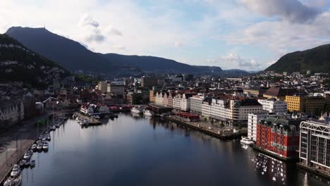 Hermosa-Vista-Aérea-Sobre-El-Distrito-Portuario-De-Bryggen-En-El-Centro-De-Bergen,-Noruega