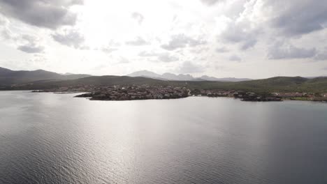 Vista-Panorámica-De-La-Ciudad-De-Golfo-Aranci-En-La-Provincia-De-Sassari,-Cerdeña,-Cerca-Del-Golfo-De-Olbia-En-Italia