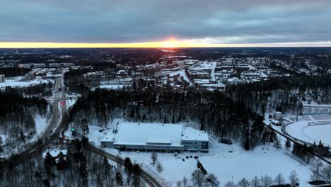 Vista-Aérea-Del-Estadio-Isku-Y-Los-Suburbios-De-Lahti,-Puesta-De-Sol-De-Invierno-En-Finlandia