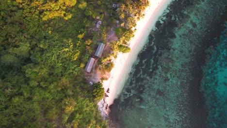 4K-Drohnenvideo-Mit-Blick-Auf-Einen-Weißen-Sandstrand-Und-Kristallklares-Türkisfarbenes-Wasser-In-Der-Nähe-Einer-Tropischen-Insel-In-Palawan,-Philippinen