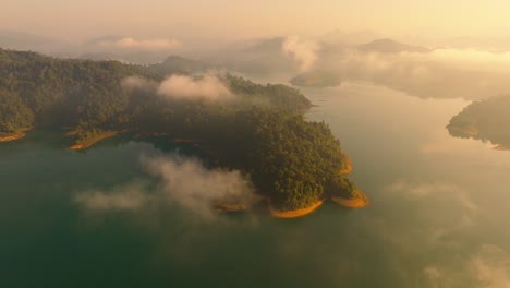 Imágenes-Aéreas-En-4k-De-Pequeñas-Islas-En-El-Parque-Nacional-De-Kao-Sok-Durante-El-Amanecer,-Tailandia,-Asia