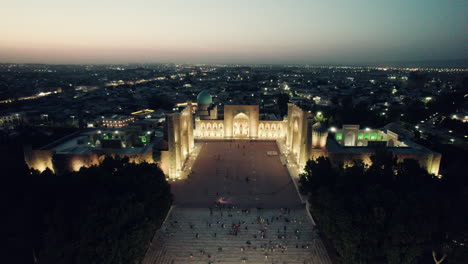 Plaza-Registán-Rodeada-De-Grandes-Madrasas,-Vista-Aérea-Nocturna