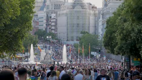 Regenbogenfahnen-Und-Eine-Riesige-Menschenmenge-Bei-Einer-Pride-Parade-In-Der-Innenstadt,-Die-Ein-Lebendiges-LGBT-Fest-Und-Einheit-Zur-Schau-Stellt