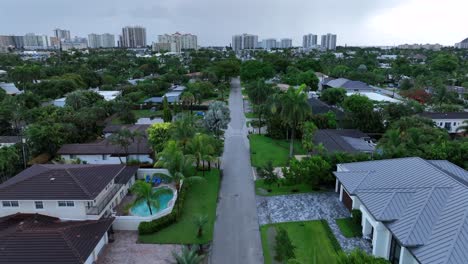 Residential-neighborhood-with-green-lawns-and-palm-trees-in-Florida