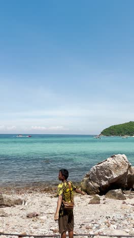 Muchos-Barcos-En-La-Playa-Y-Niños-Pequeños-En-La-Playa.