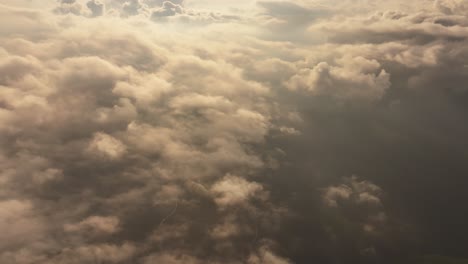 Vuela-A-Través-De-Las-Nubes-En-Este-Impresionante-Video-Con-Drones,-Donde-Te-Deslizarás-Sin-Esfuerzo-Por-Encima-Y-Entre-Las-Capas-Esponjosas-Y-Etéreas,-Creando-Una-Experiencia-Aérea-De-Ensueño-E-Inmersiva.