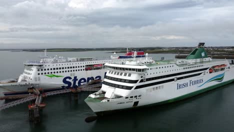 Vista-Aérea-De-Los-Ferries-Irlandeses-Y-Los-Barcos-De-Stena-Line-Atracados-En-El-Puerto-De-Holyhead.-Pasarela-De-Pasajeros-Irlandesa