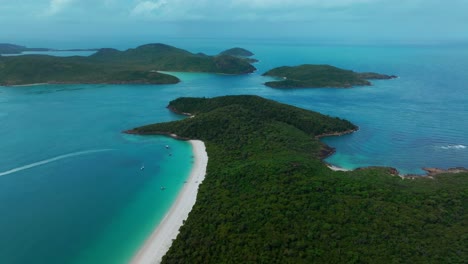 Playa-Whitehaven,-Isla-Whitsundays,-Dron-Aéreo,-Sereno,-Arena-Blanca,-Parque-Nacional-Airlie,-Australia,-Australia,-Queensland,-Nublado,-Sol,-Cielo-Azul,-Gran-Barrera-De-Coral-Exterior,-Azul-Claro,-Agua,-Océano,-Barco,-Yate,-Moto-Acuática,-Adelante