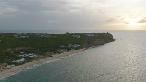 Profile-view-of-Baie-Rouge-Beach-in-Saint-Martin,-Carribean-Island-during-daytime