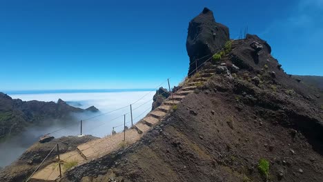 Escalones-Tallados-En-La-Montaña-En-La-Ruta-De-Senderismo-De-Pico-Do-Pico