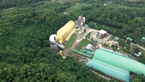 Estatua-Dorada-De-Buda-Reclinado-En-La-Provincia-De-Saraburi,-Tailandia