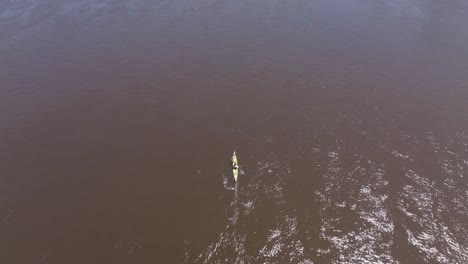 Vista-Aérea-Superior-De-Un-Kayakista-Remando-En-El-Río-Mississippi-En-Minnesota,-EE.-UU.,-Durante-El-Día