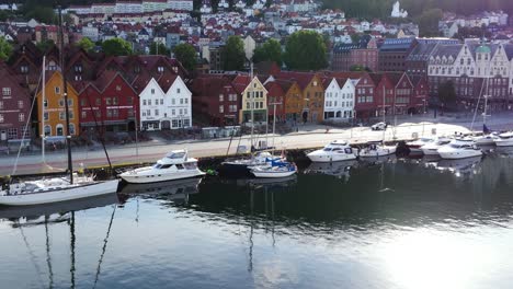 Vista-Panorámica-Tomada-Con-Un-Dron-Sobre-Bryggen-En-Bergen,-Noruega