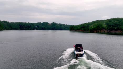 Wakesurfen-Hinter-Einem-Boot-Auf-Dem-Lake-James,-NC,-North-Carolina,-Lake-James,-NC,-28.-Juli