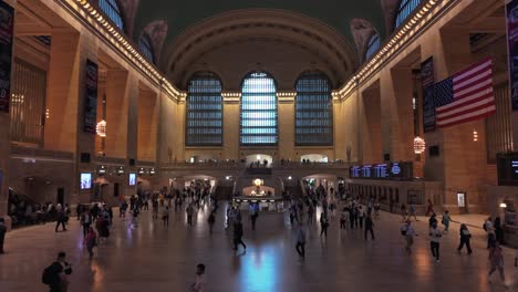 An-interior-slow-motion-shot-of-Grand-Central-Terminal,-during-the-morning-rush-hour