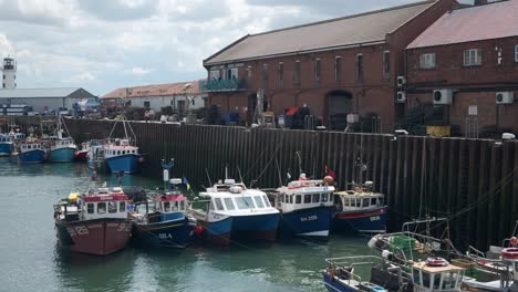 Aufnahmen-Vom-Hafen-Von-Scarborough,-North-Yorkshire-An-Einem-Sommertag.-Im-Hafen-Laufen-Boote-Und-Menschen-Herum