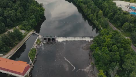 El-Agua-Fluye-En-La-Presa-Drummond-En-El-Río-Magog-En-Sherbrooke,-Quebec,-Canadá