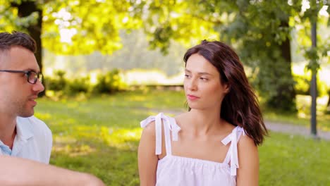 Feliz-Pareja-Comiendo-Pizza-En-La-Calle-De-La-Ciudad.-Vacaciones-De-Verano,-Concepto-De-Comida-Y-Personas-Feliz-Pareja-Joven-Comiendo-Pizza-Para-Llevar-En-La-Calle-De-La-Ciudad