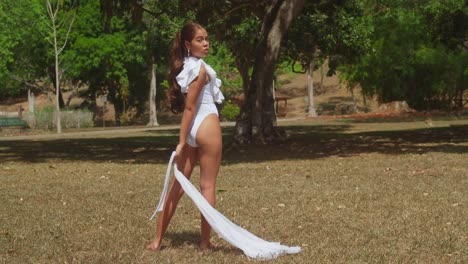 Los-Jardines-Botánicos-De-La-Isla-De-Trinidad-Ven-A-Una-Joven-Vestida-De-Blanco-Disfrutando-De-Un-Día-Soleado.