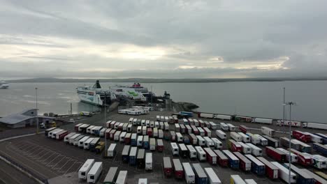 Luftaufnahme-über-Holyhead-Transport-Port-Irish-Ferries-Und-Stena-Line-Schiffe-Bereit-Für-Die-Reise-Nach-Irland