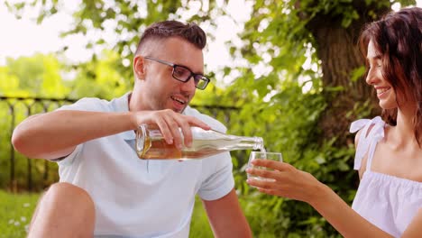 Feliz-Pareja-Bebiendo-Champán-En-La-Playa-De-Verano.-Concepto-De-Ocio,-Relaciones-Y-Personas.-Feliz-Pareja-Bebiendo-Champán-En-La-Playa-De-Verano.