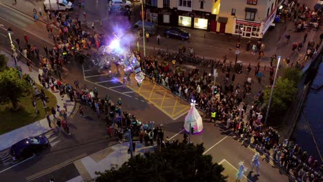 Impresionante-Desfile-De-Pegasos-Por-La-Noche,-Con-Bailarines,-Luces-Y-Humo.