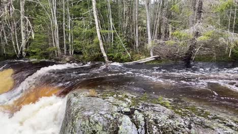 Ein-Panoramablick-Auf-Einen-Schnell-Fließenden,-Felsigen-Gebirgsfluss-In-Der-Nähe-Von-Norefjell-In-Norwegen-Im-Sommer