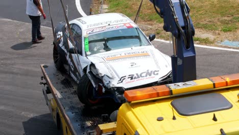 Grúa-Saliendo-De-La-Pista-De-Carreras-Con-El-Coche-Accidentado-1