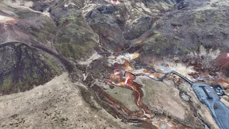 Imágenes-Aéreas-Revelan-Una-Impresionante-Zona-Geotérmica-En-Islandia,-Caracterizada-Por-Colinas-Onduladas,-Valles-Y-Colores-Vibrantes,-Incluidos-Verde,-Marrón-Y-Rojo.