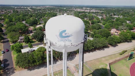 Imágenes-Aéreas-De-Una-Torre-De-Agua-En-Corinto,-Texas