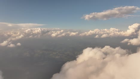 Schweben-Sie-In-Diesem-Atemberaubenden-Drohnen-Video-Hoch-über-Den-Wolken-Und-Gleiten-Sie-Durch-Weiche,-Wogende-Schichten-Für-Eine-Ruhige-Und-überirdische-Luftperspektive