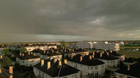 Barrio-Residencial-Bajo-Un-Cielo-Nublado-Y-Tormentoso-Cerca-De-La-Ciudad-De-Szczecin-En-Polonia