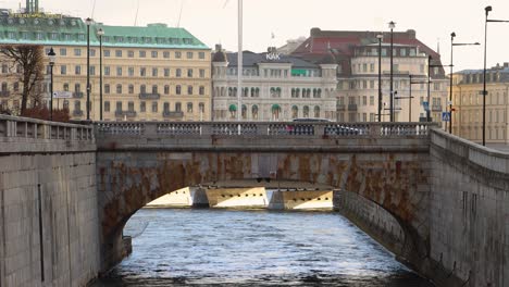 Auto-Fährt-über-Alte-Steinbrücke-über-Wasser-In-Stockholm,-Schweden,-Zentrierte-Statische-Aufnahme