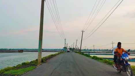 Cuenca-De-Haor-Junto-A-La-Línea-De-Carretera-Con-Postes-Eléctricos-En-El-Sur-De-Bangladesh