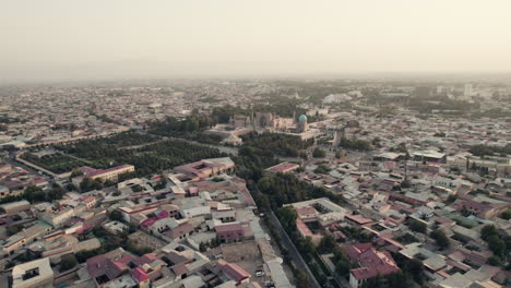 La-Plaza-De-Registán-Establece-Una-Vista-Aérea-Sobre-Samarcanda