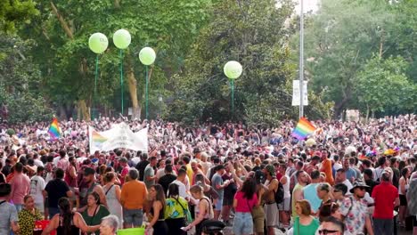 Manifestación-Multitudinaria-Del-Orgullo-Gay-En-El-Parque-De-Madrid,-Que-Muestra-Un-Activismo-Vibrante-Y-Espíritu-Comunitario