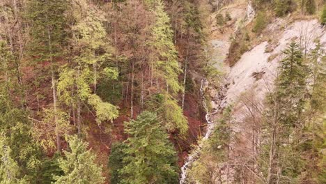 Hermosa-Vista-De-La-Cascada-De-Königssee-Cerca-De-La-Ciudad-De-Berchtesgaden-En-Los-Alpes-Bávaros,-Alemania