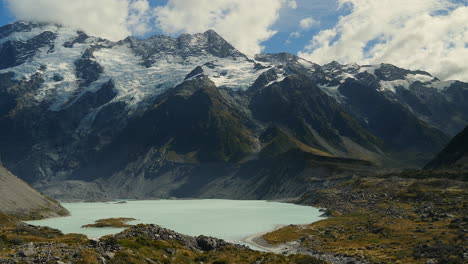 Un-Pequeño-Lago-En-El-Valle-De-Hooker-Y-Una-Pista-De-Glaciares-Debajo-Del-Monte-Cook,-Aoraki,-Nueva-Zelanda---Panorama