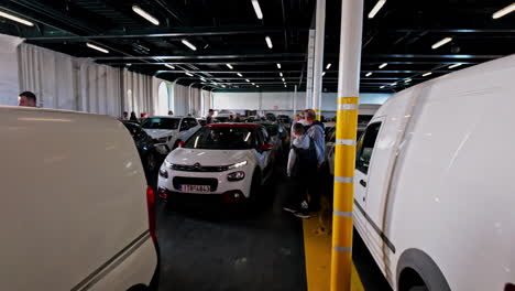 Ferry-Lleno-De-Vehículos-Y-Gente-Preparándose-Para-Desembarcar