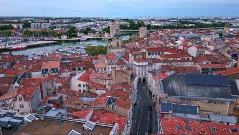 Movimiento-Aéreo-Que-Se-Acerca-Al-Gran-Reloj-O-Grosse-Horloge-En-El-Puerto-Viejo,-La-Rochelle,-Francia