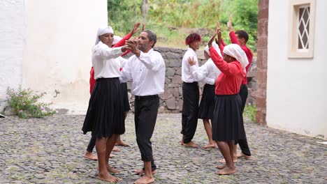 Gente-Local-Bailando-En-Parejas-Descalzas-En-Un-Pueblo-De-La-Isla-De-Santiago,-Cabo-Verde,-Cámara-Lenta