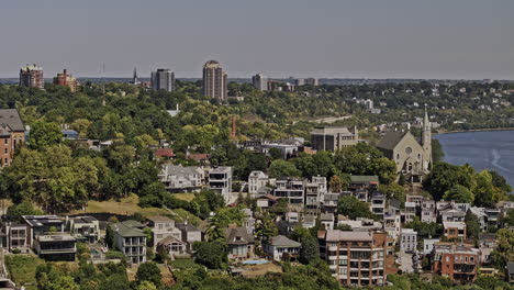 Luftüberflug-Einer-V81-Drohne-über-Cincinnati,-Ohio,-Und-Um-Das-Viertel-Mt.-Adams-Herum,-Aufnahme-Von-Wohnhäusern,-Einer-Kirche-Am-Hang-Und-Ausblicken-Auf-Die-Walnut-Hills-–-Aufgenommen-Mit-Mavic-3-Pro-Cine-–-September-2023