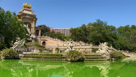 Vista-Panorámica-De-La-Fuente-Del-Parque-De-La-Ciutadella-En-Un-Día-Soleado-En-Barcelona