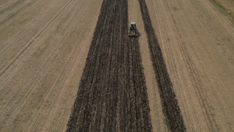 Tractor-Arando-Un-Campo-En-Verano---Fotografía-Aérea-Con-Dron